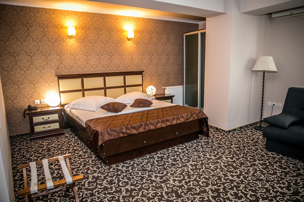 Junior Studio Suite, 1 King Bed with Sofa bed