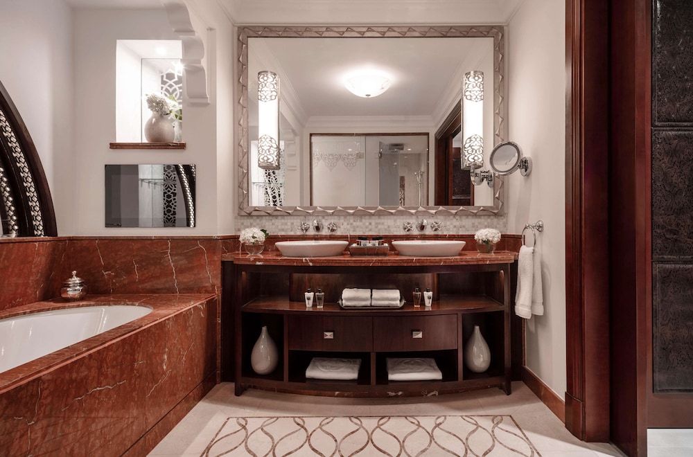 Palace Executive Suite - includes DRIFT Beach Club Access, Host Service photo 2