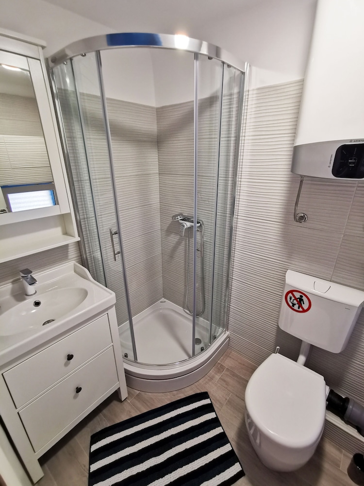 City Villa, 3 Bedrooms, Kitchen - Photo 3