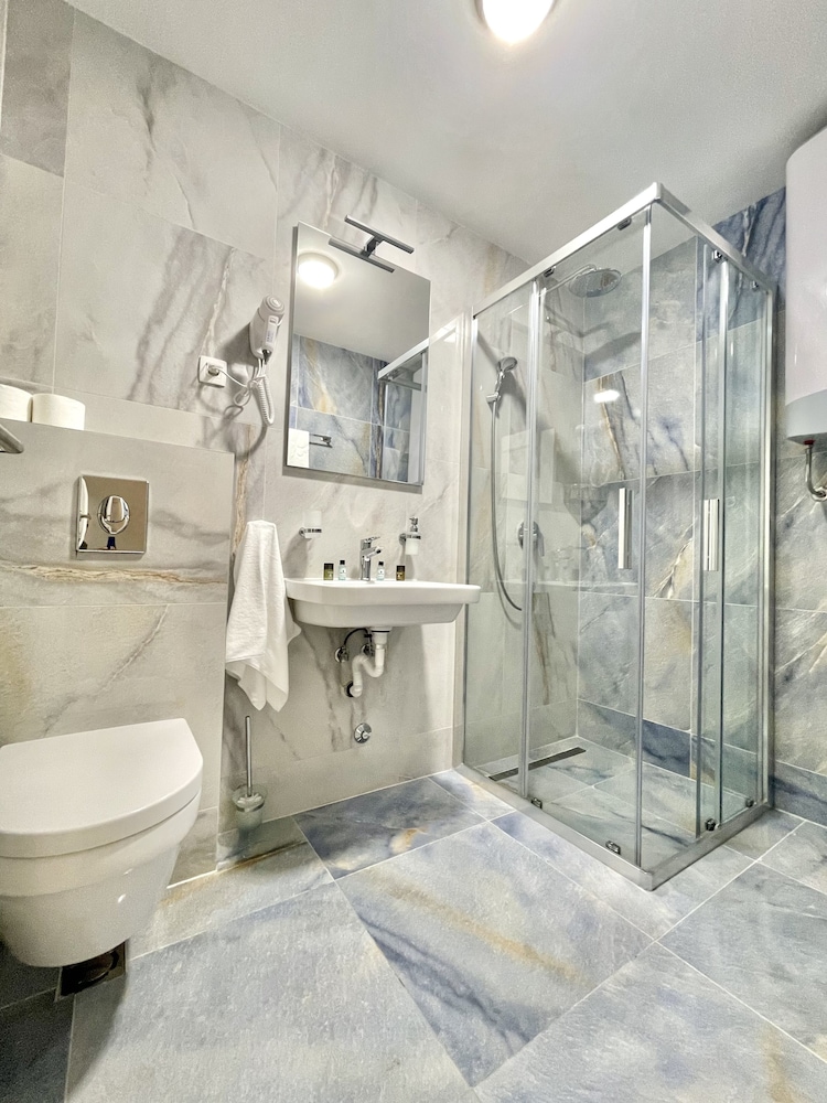 Standard Double or Twin Room - Photo 13