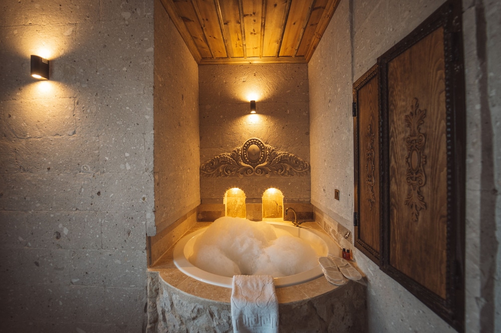 Luxury Suite - Photo 9