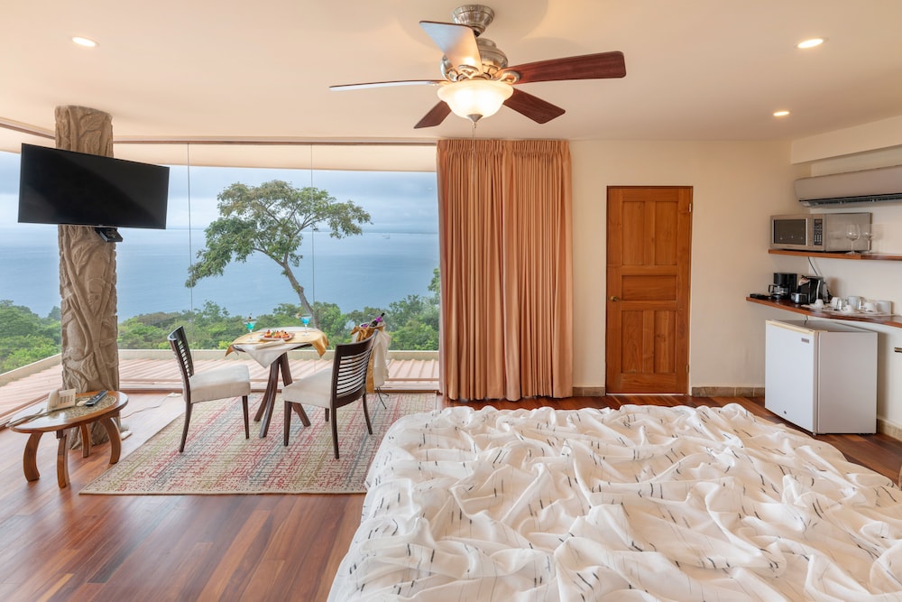 Vista Suite with Panoramic Ocean View - Photo 3