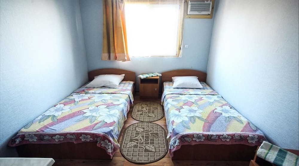 Economy Triple Room photo 2