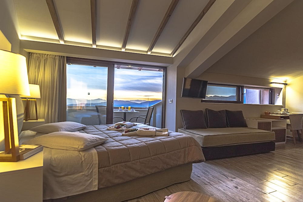 Junior Suite, Jetted Tub (Panoramic View) - Photo 3