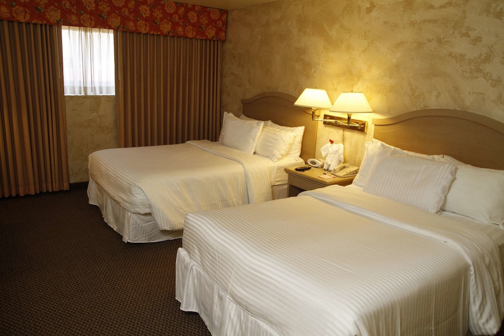 Deluxe Suite, 2 Double Beds, Non Smoking - Photo 1