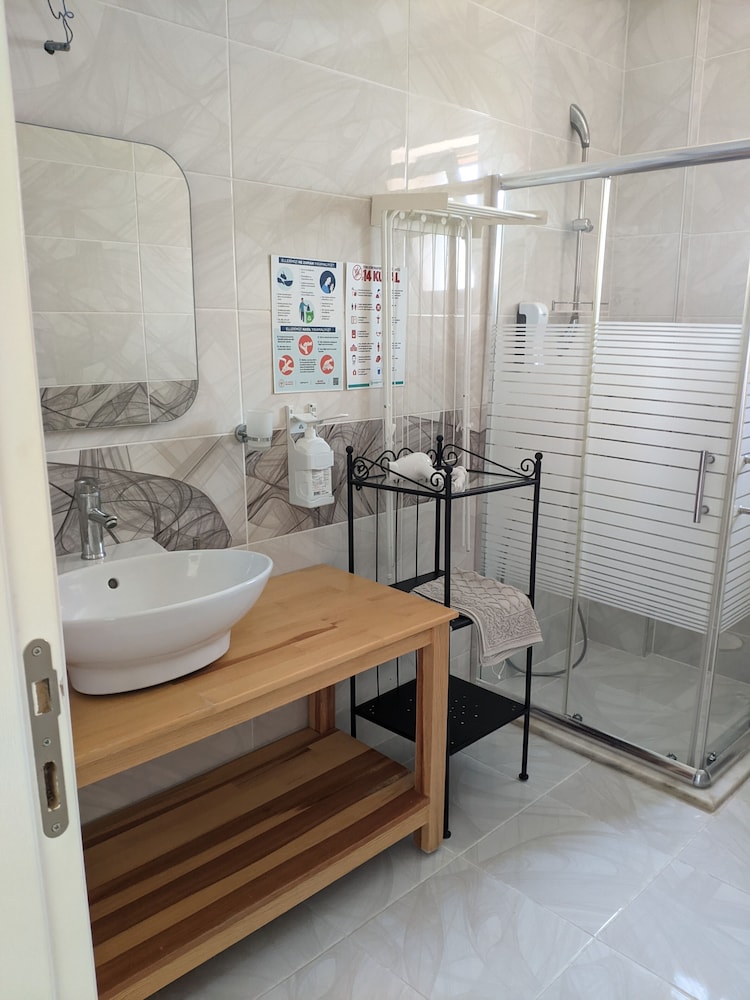 Deluxe Double Room, 1 Queen Bed, Garden View photo 3