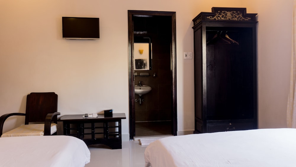 Deluxe Double Room, Multiple Beds, Bathtub, City View photo 3