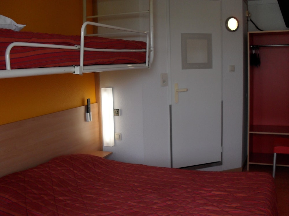 Standard Room, Multiple Beds (1 Double and 1 Single bed) - Photo 5