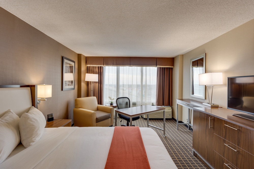 Room, 1 King Bed, Mobility Accessible (Roll-in Shower) - Photo 2