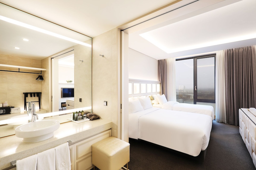 Junior Suite Family Twin (Complimentary Pool Access for 3) - Photo 12