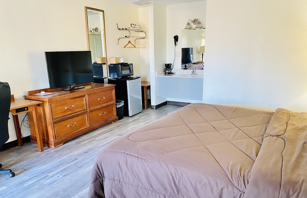 Standard Room, 1 King Bed, Smoking photo 3