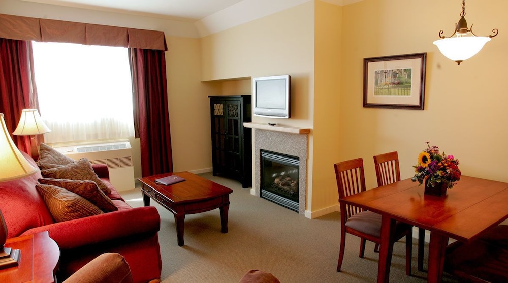 Suite, 1 King Bed, Sofa Bed & Full Kitchen - Photo 1