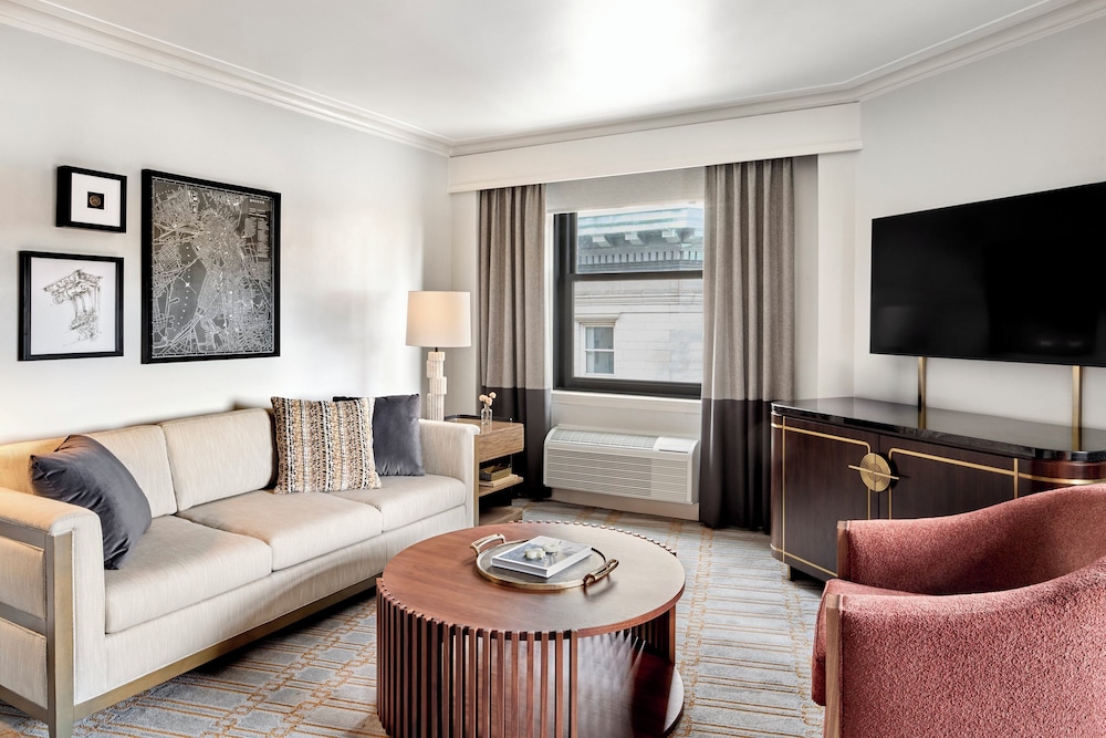 Signature Suite, 1 King Bed (Legend, Roll-In Shower)