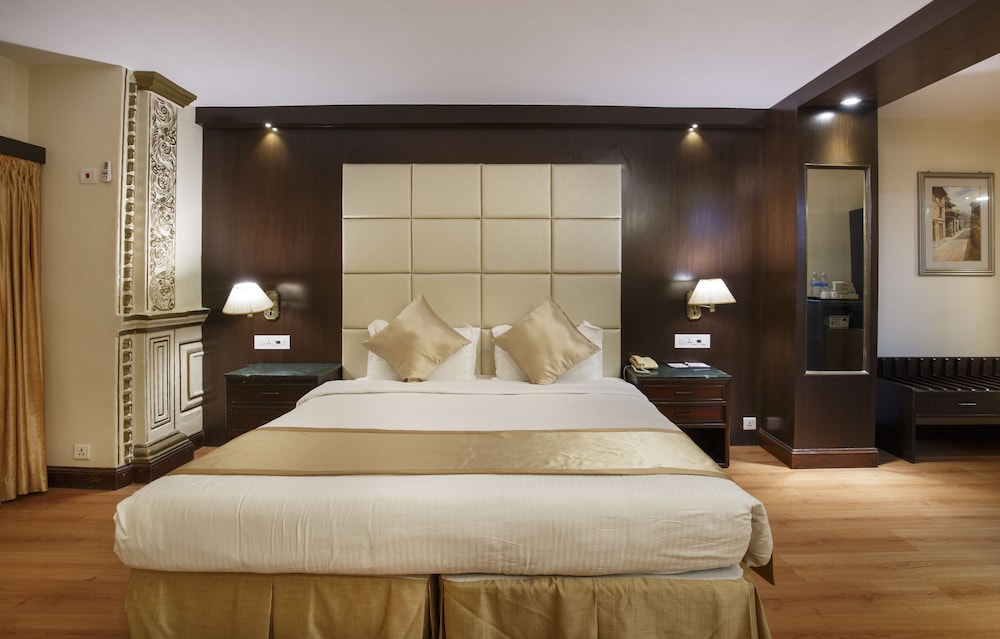 Deluxe Room King Bed - Photo 11