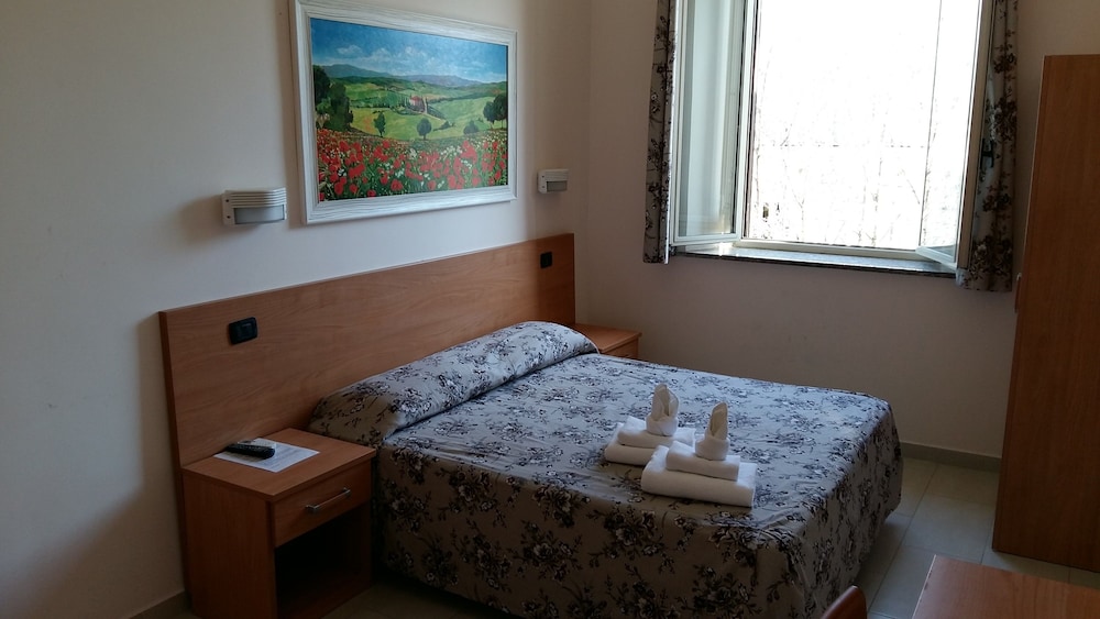Basic Triple Room photo 2