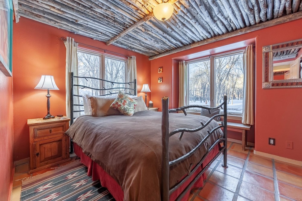 Deluxe Suite, 2 Bedrooms, Hot Tub, Garden View photo 2