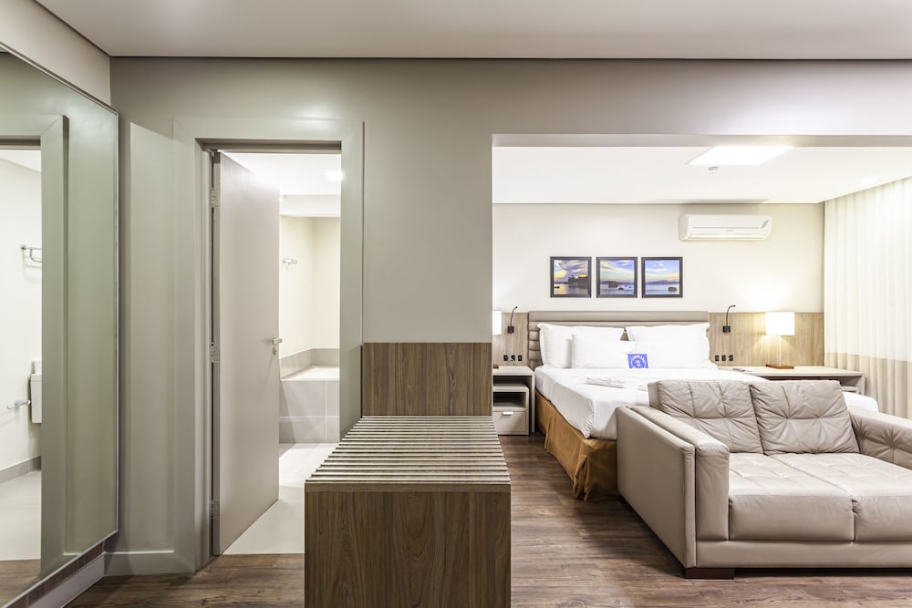 Executive Suite - Photo 2
