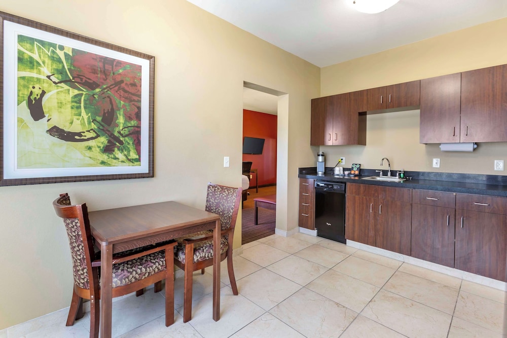 Suite, 2 Queen Beds, Non Smoking, Kitchen (Living Room, Sofabed, Full Kitchen) photo 3