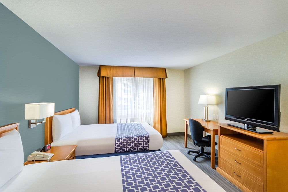 Standard Room, 2 Queen Beds - Photo 3