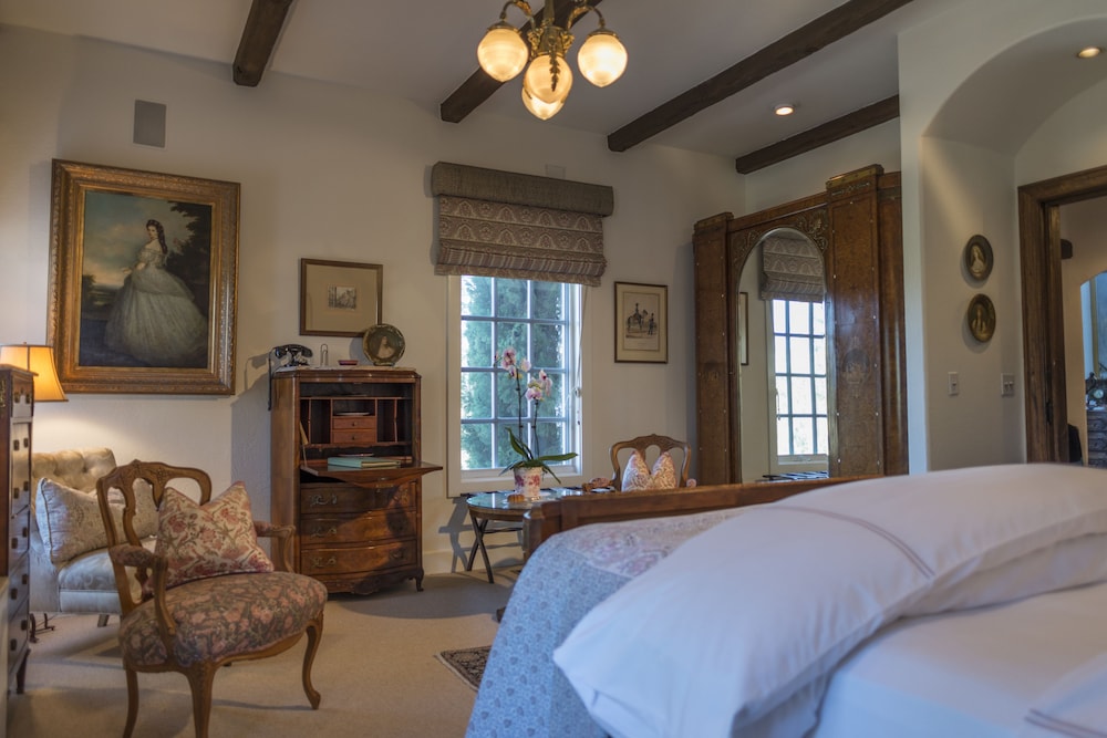 Design Room, 1 Queen Bed (The Rosehip Room) photo 1