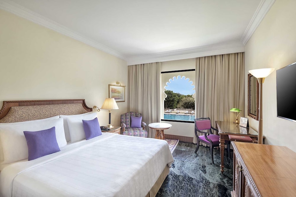 Deluxe Room, 1 King Bed, Pool View - Photo 2