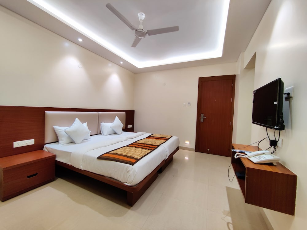 Deluxe Double Room with Balcony - Photo 27