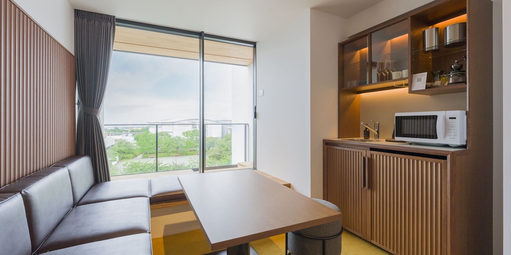 2 Double Beds Room No-pets allowed /1off-site parking lot photo 3