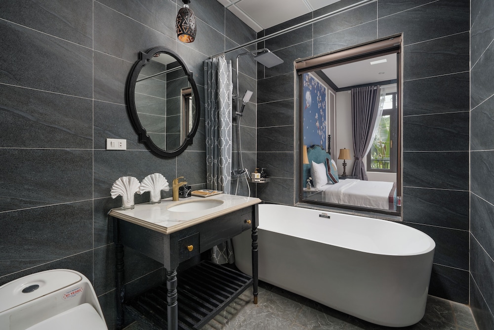 Deluxe Double Room, Bathtub - Photo 4