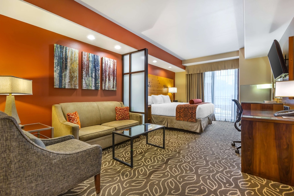 Suite, 1 King Bed, Non Smoking, Balcony (Mountain View) photo 2