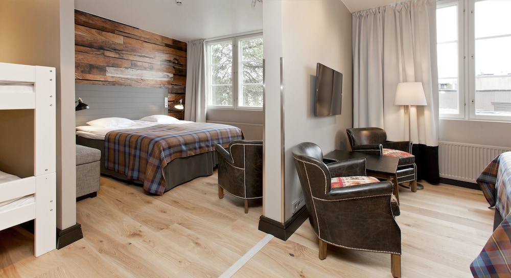 Superior Family Room - Photo 4