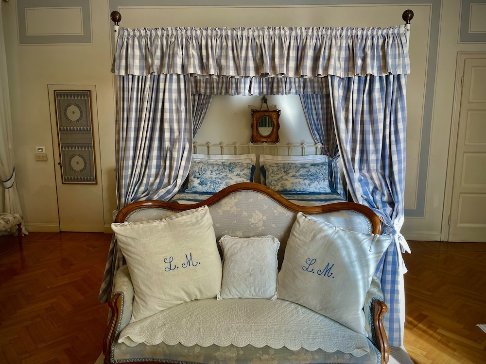Deluxe Suite, 1 King Bed, Balcony, Valley View