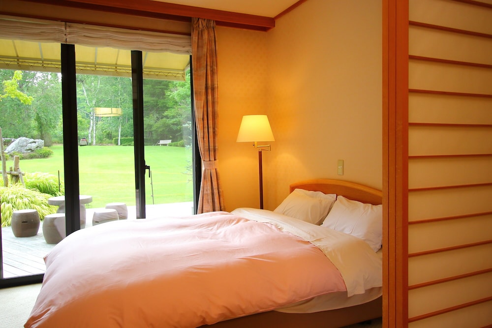 Standard Family Room (101) - Photo 3