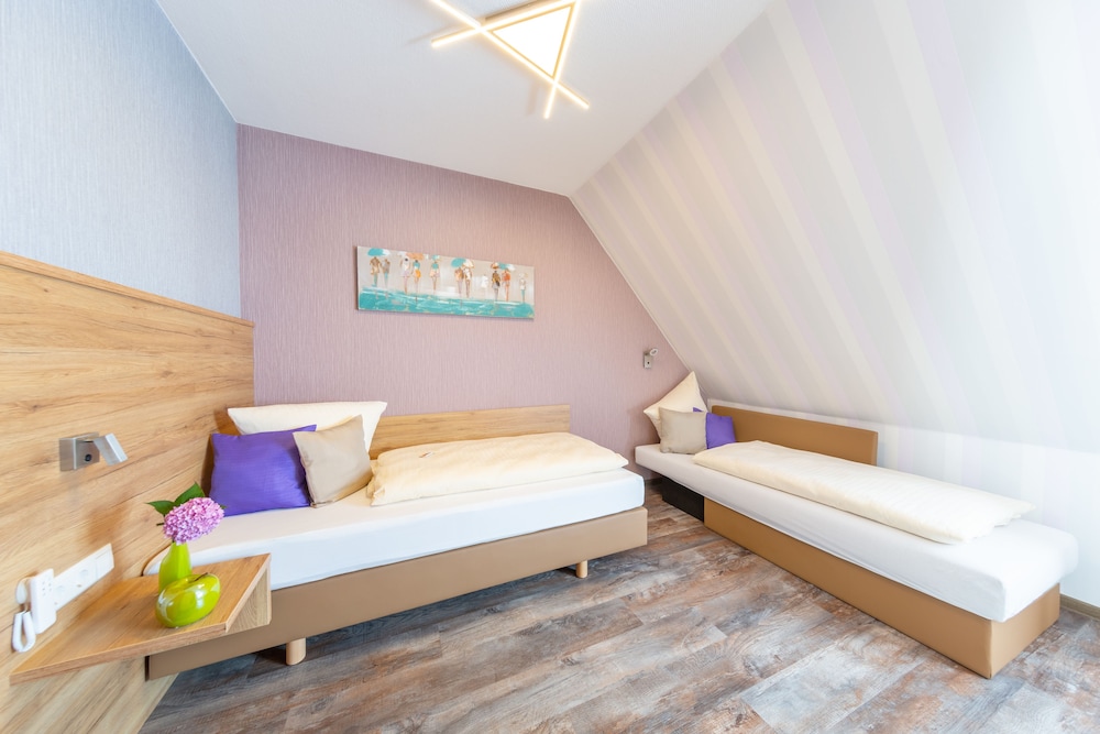 Twin Room - Photo 3