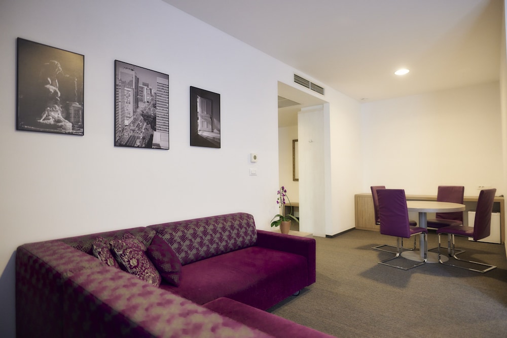 Business Room photo 2