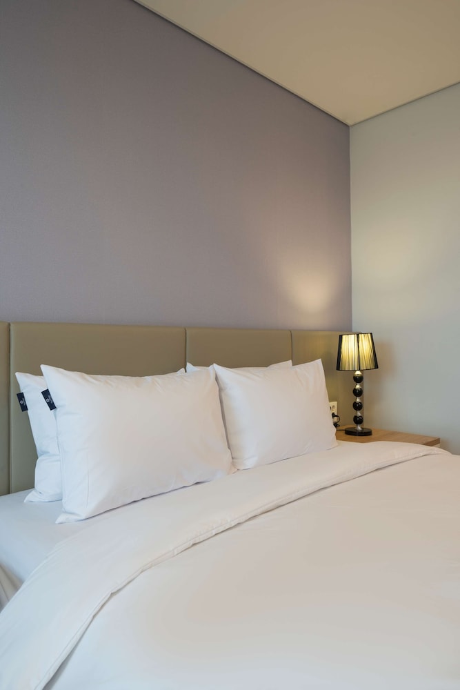 Deluxe Room, 1 Double Bed, Non Smoking, Refrigerator & Microwave - Photo 2