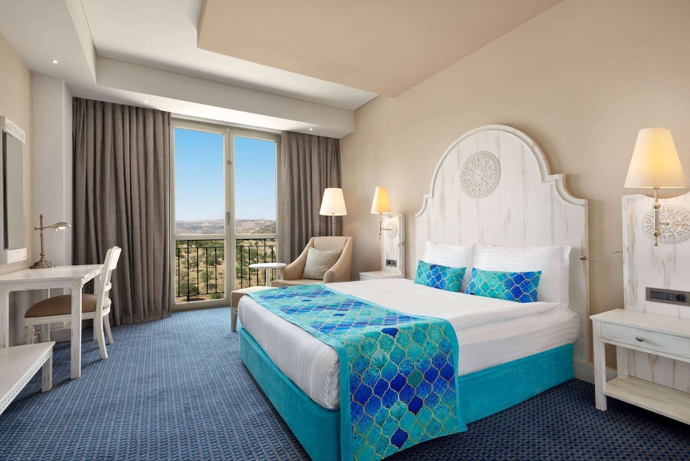 Suite, 1 King Bed, Smoking, Corner (Mountain View) - Photo 1