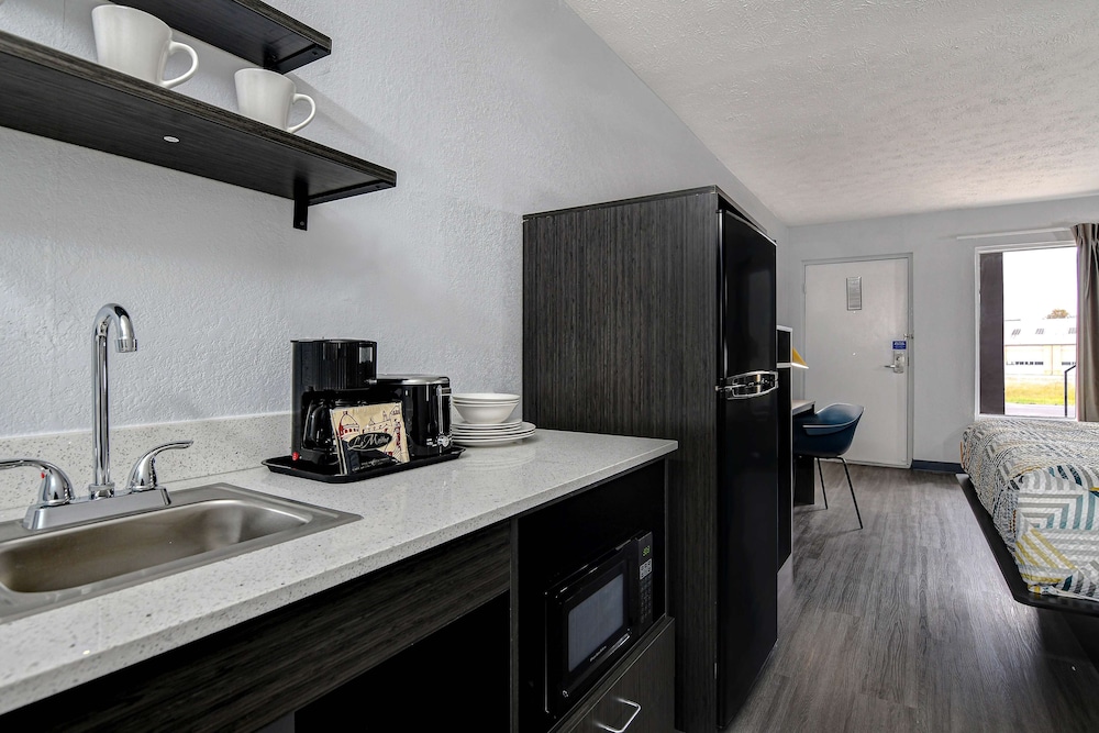 Standard Room, 1 King Bed, Non Smoking, Kitchenette - Photo 12