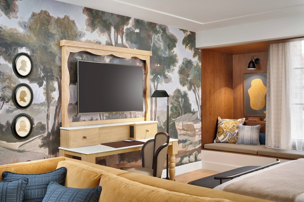 Suite, 1 King Bed with Sofa bed - Photo 4