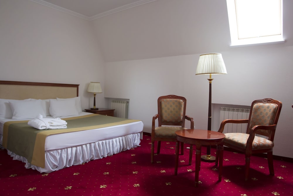 Standard Room, 1 Queen Bed photo 3
