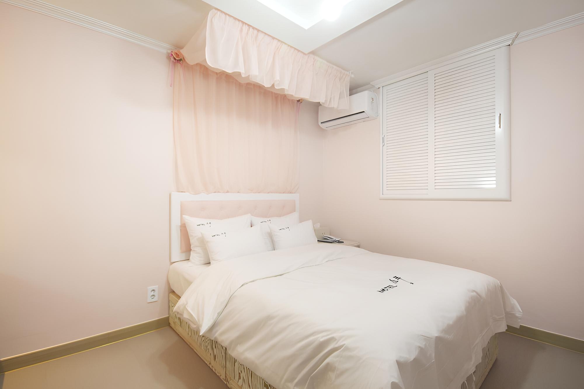 Room (Standard Room) - Photo 11