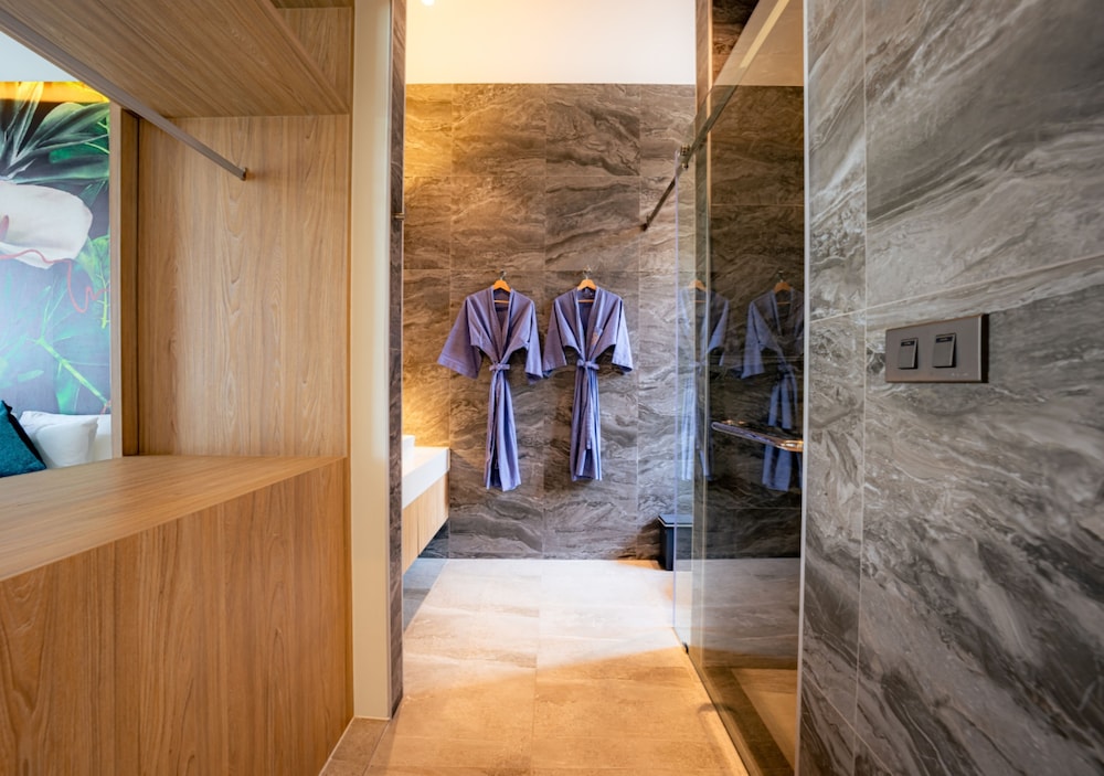 Grand Room, 1 King Bed, Poolside - Photo 7