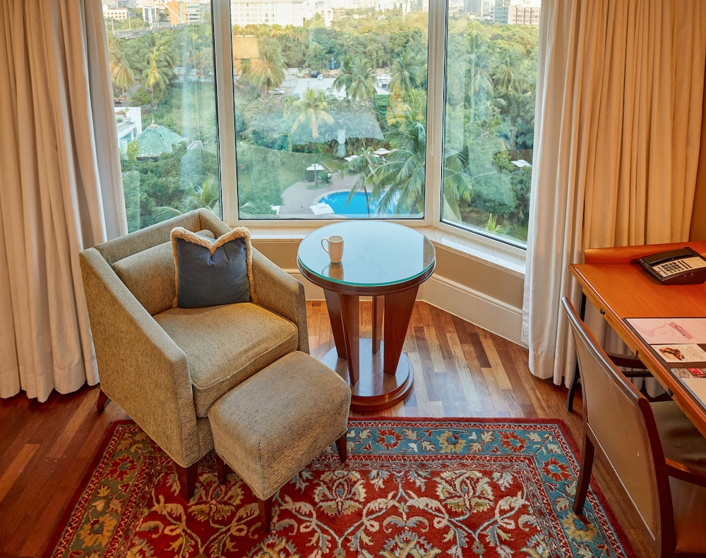 Premier Room, Pool View - Photo 3