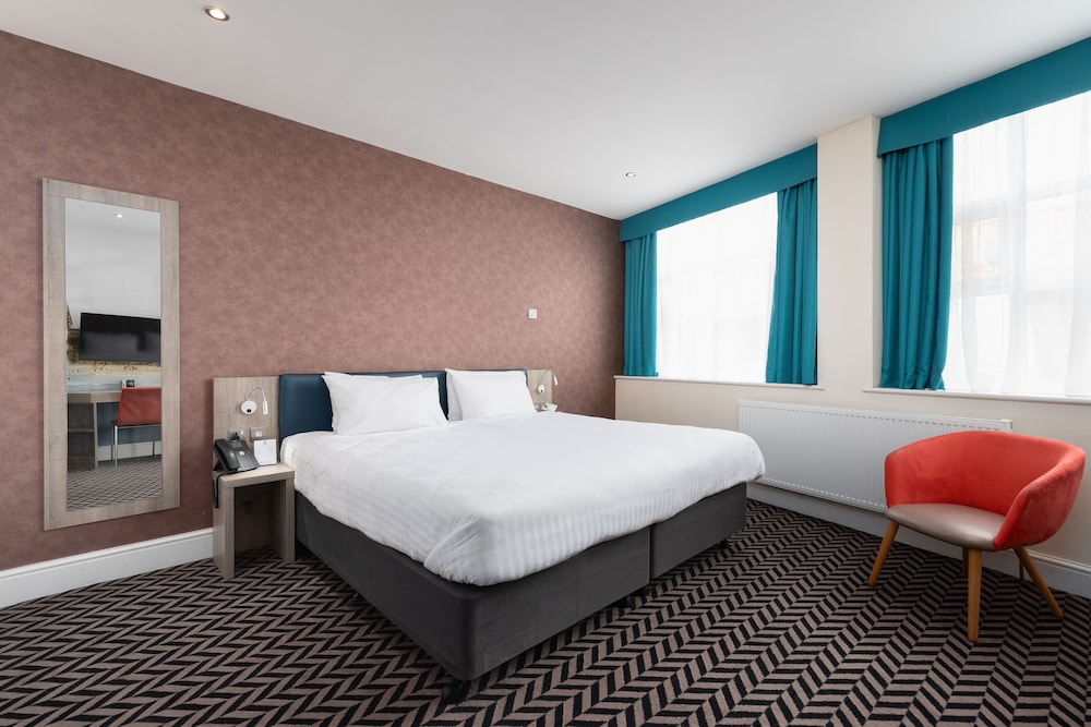 Superior Room, 1 King Bed, Accessible, Non Smoking (Converts to 2 TwinBeds;Walk-in Shower) photo 1