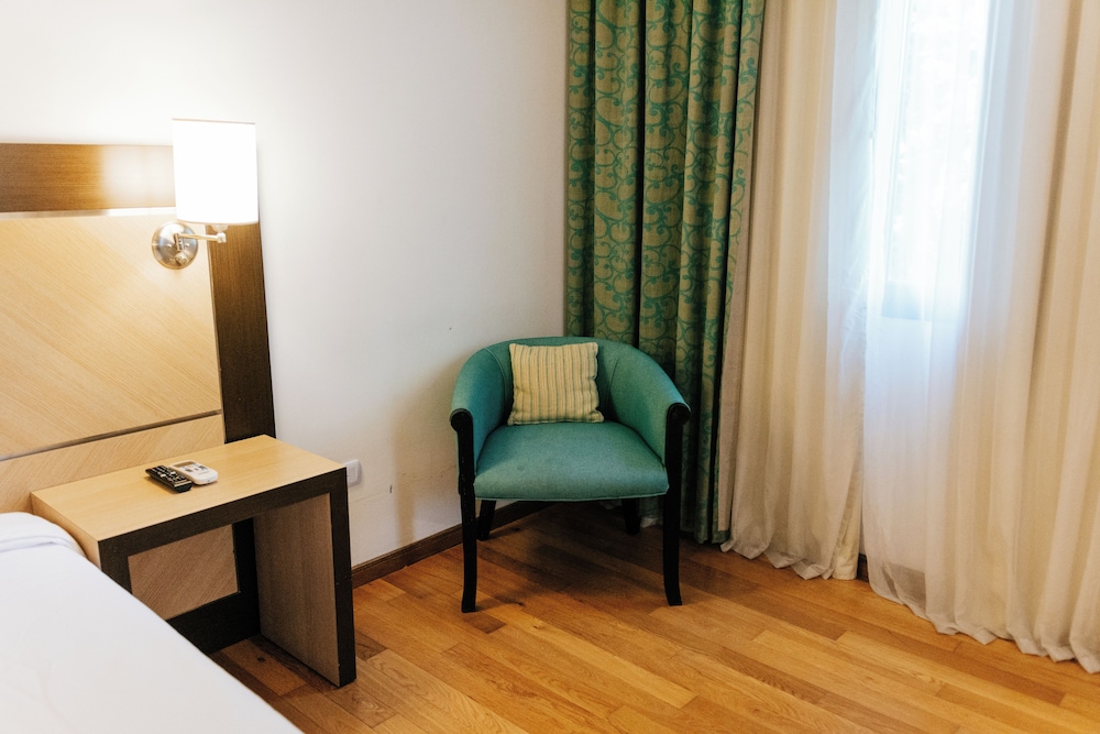 Executive Room - Photo 5