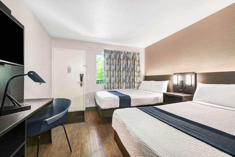 Premium Room, 2 Double Beds, Non Smoking, Refrigerator & Microwave photo 3
