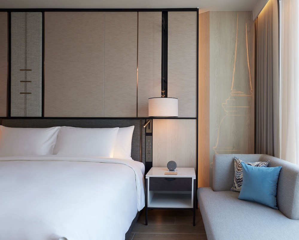 Deluxe Room, 1 King Bed photo 3