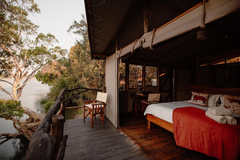 Deluxe Chalet, 1 Queen Bed, Lanai, River View photo 1