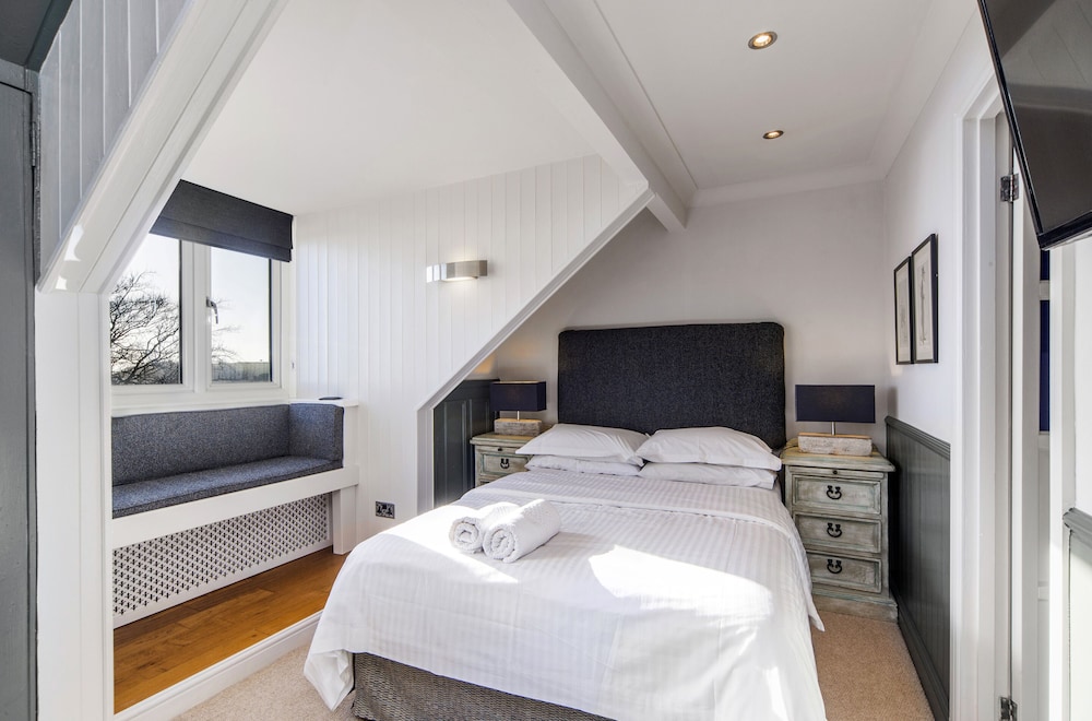 Premium Double Room, Ensuite, Sea View (Pennance)