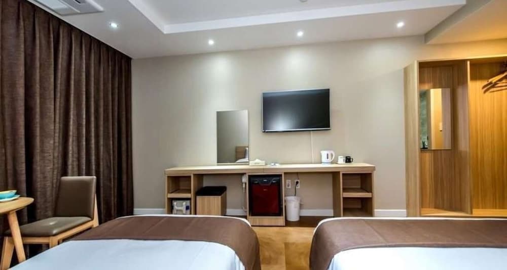 Family Twin Room, 2 Queen Beds