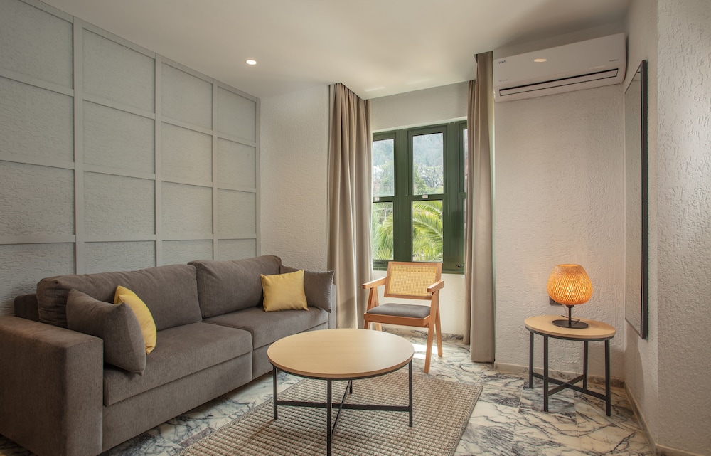 Superior Apartment, 2 Bedrooms, Kitchenette, Pool View photo 3